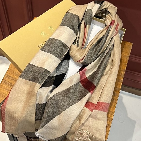 burberry classic diamond pattern scarf - Picture 6 of 9